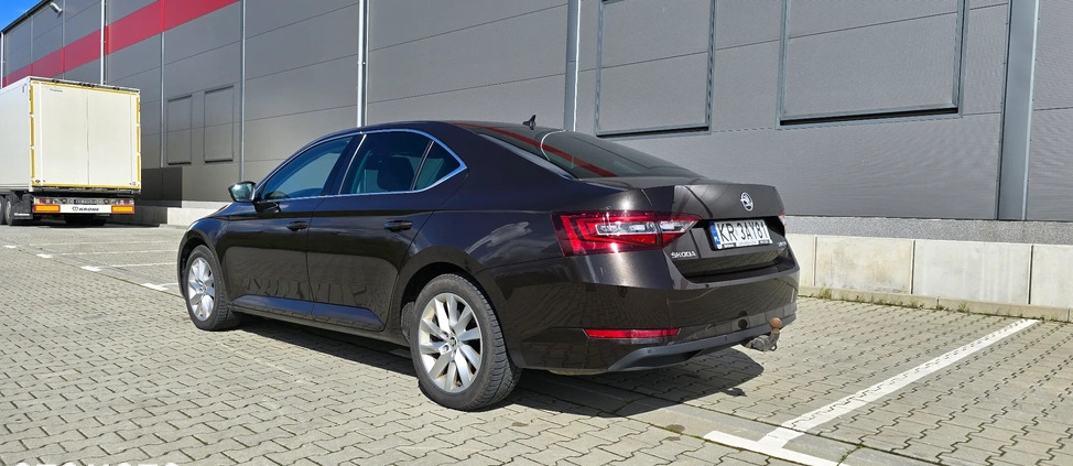 Skoda Superb cena 63000 przebieg: 325000, rok produkcji 2017 z Kraków małe 172